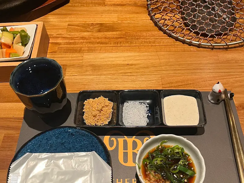 깔끔한 테이블 세팅과 곁들임 찬