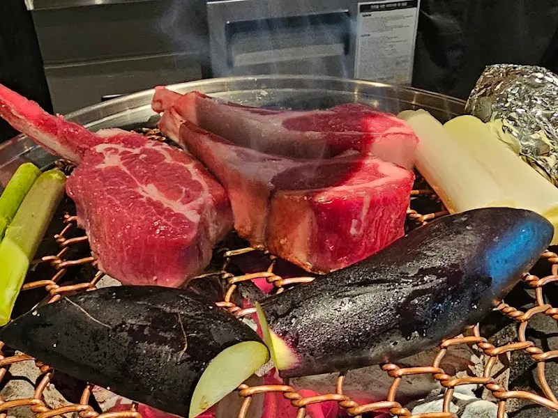 프렌치렉과 야채를 함께 구워먹는 모습