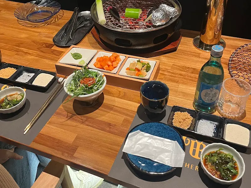 다양한 곁들임 찬과 소스