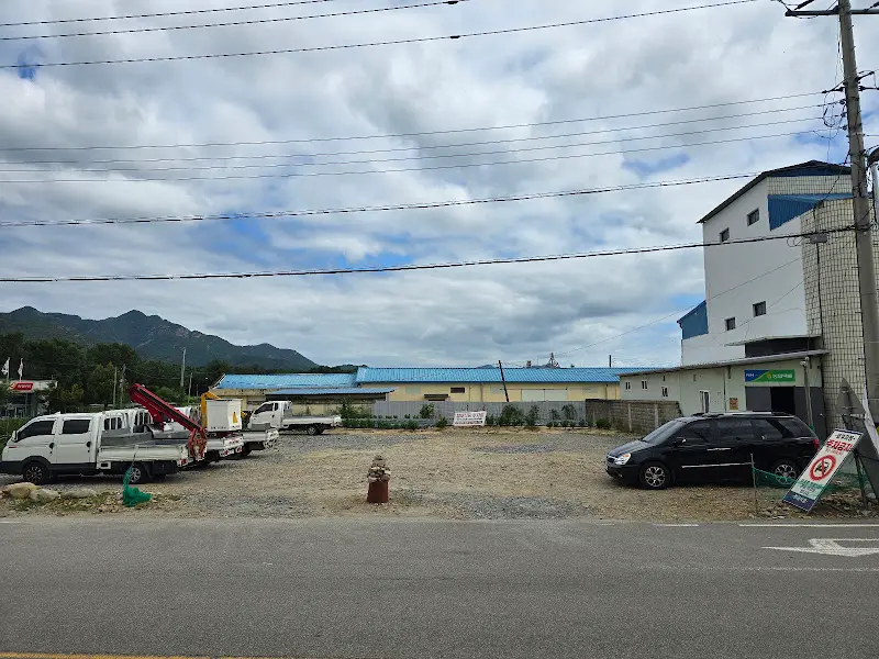 식당 앞 주차장