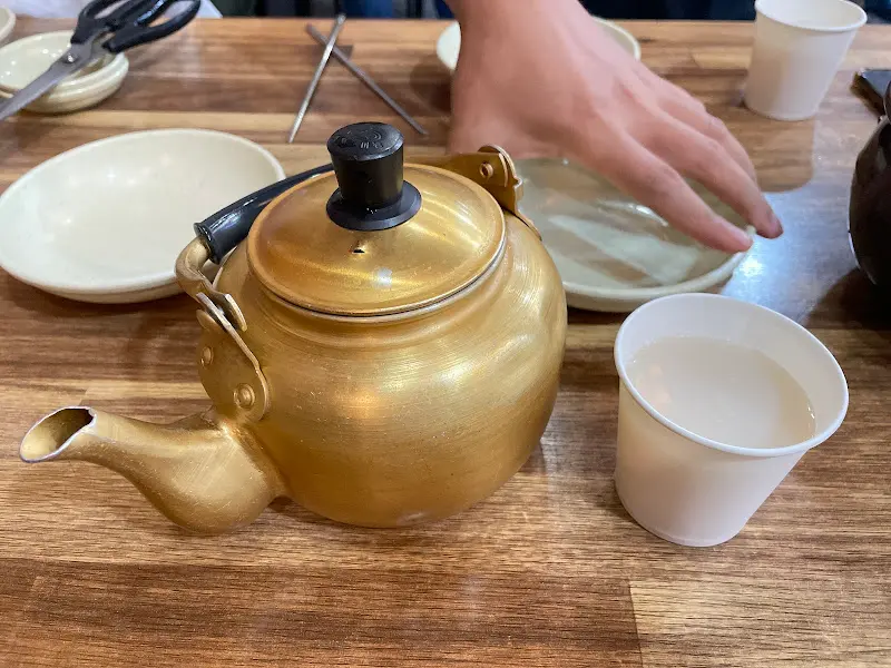 따뜻한 육수 주전자와 컵