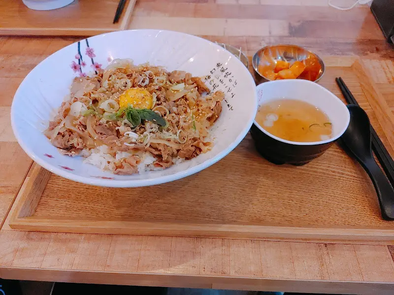 오늘의 덮밥과 곁들임 반찬