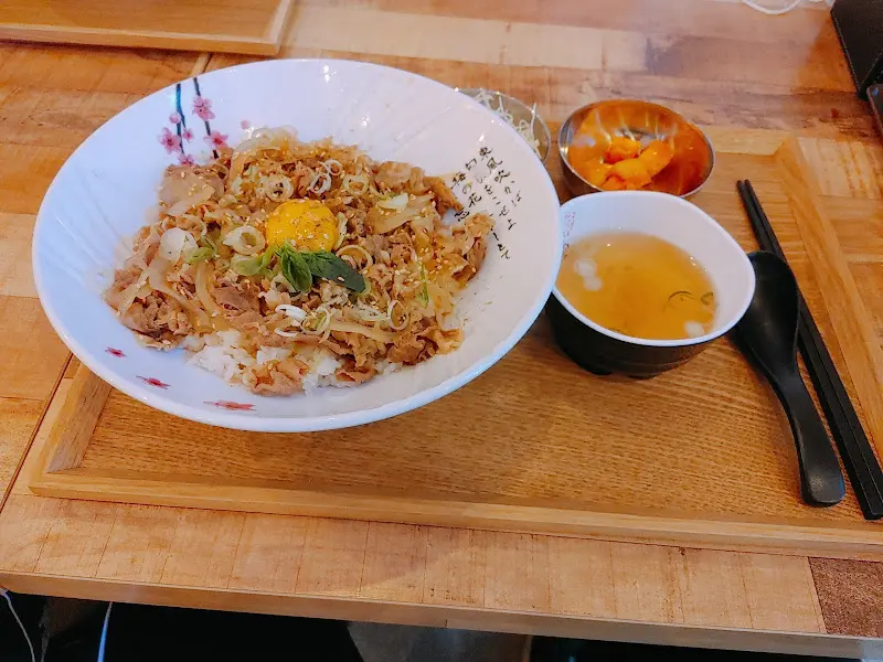 나무 쟁반에 올려진 덮밥 한상