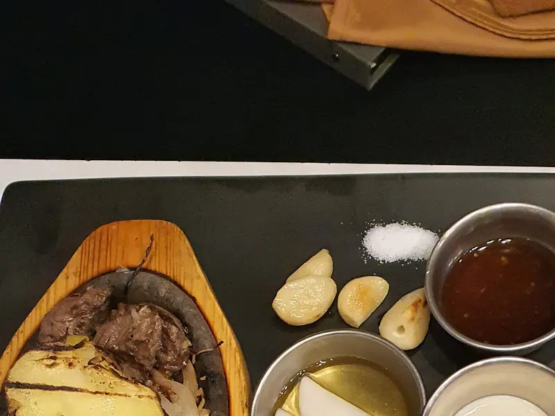 스테이크와 곁들임 메뉴