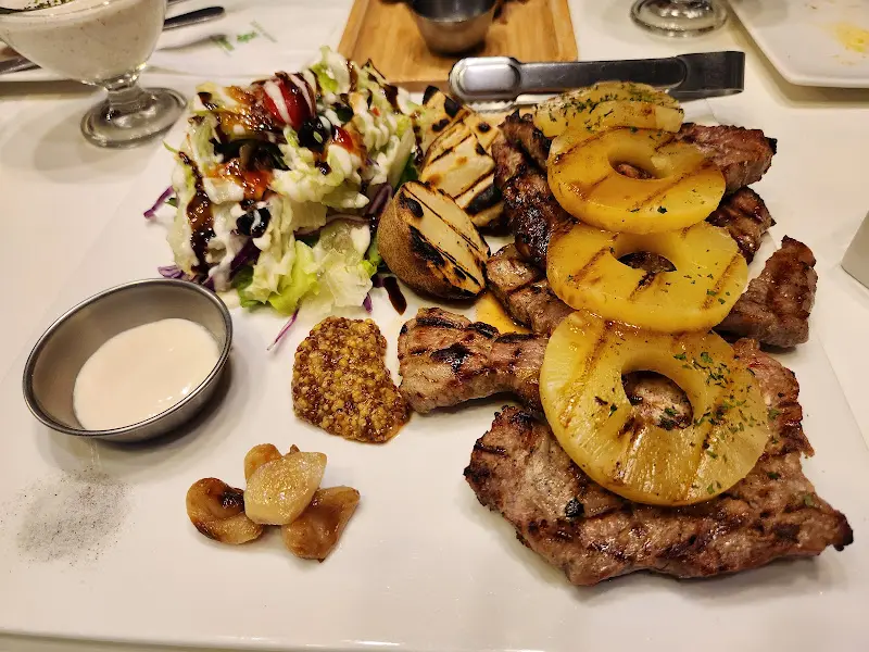 스테이크 한 상 차림