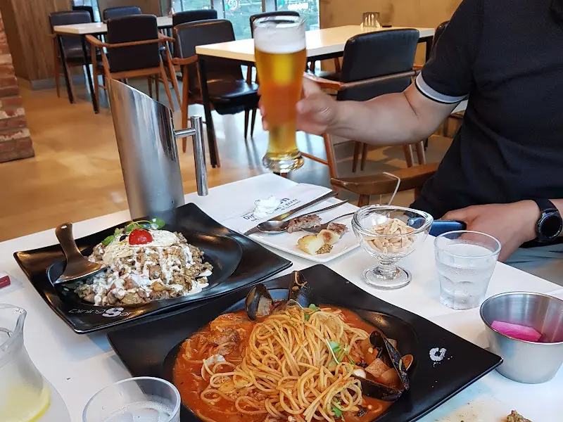 다양한 메뉴를 즐기는 손님들