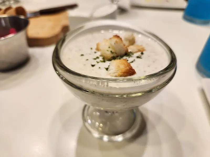 테이블에 놓인 스프