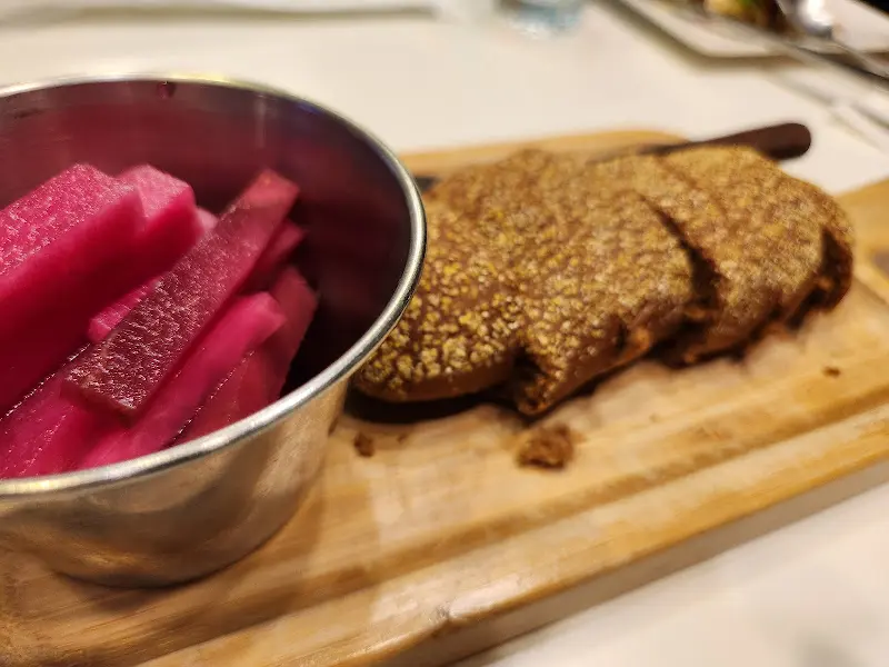 스테이크와 피클, 빵