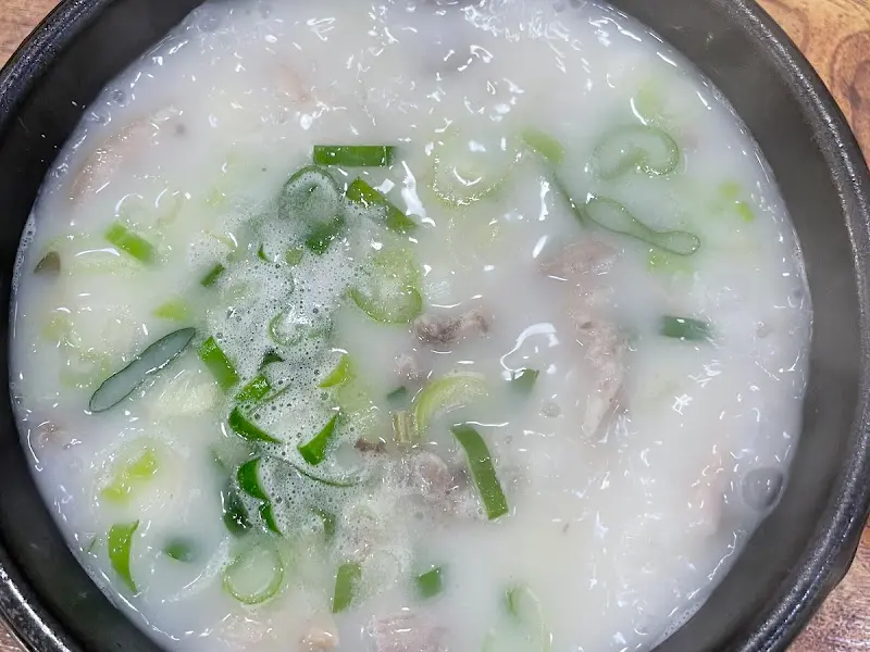 뽀얀 국물이 매력적인 순대국