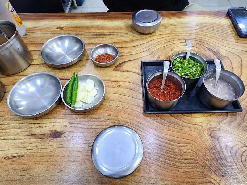 테이블에 놓인 양념통