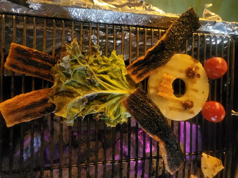 바베큐 그릴 위 채소와 고기