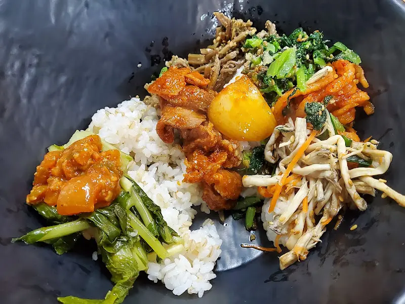 보리밥에 나물을 얹어 비빈 모습