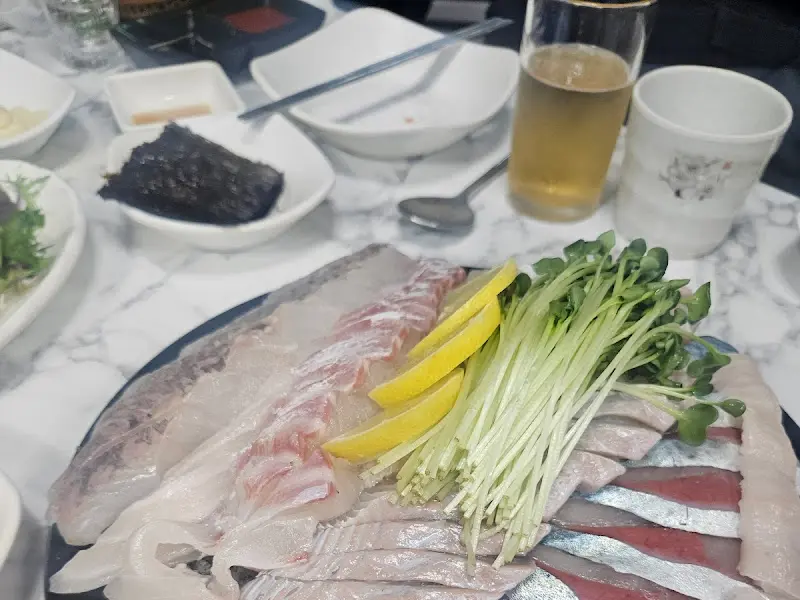 신선하고 두툼한 모듬회 한 상차림