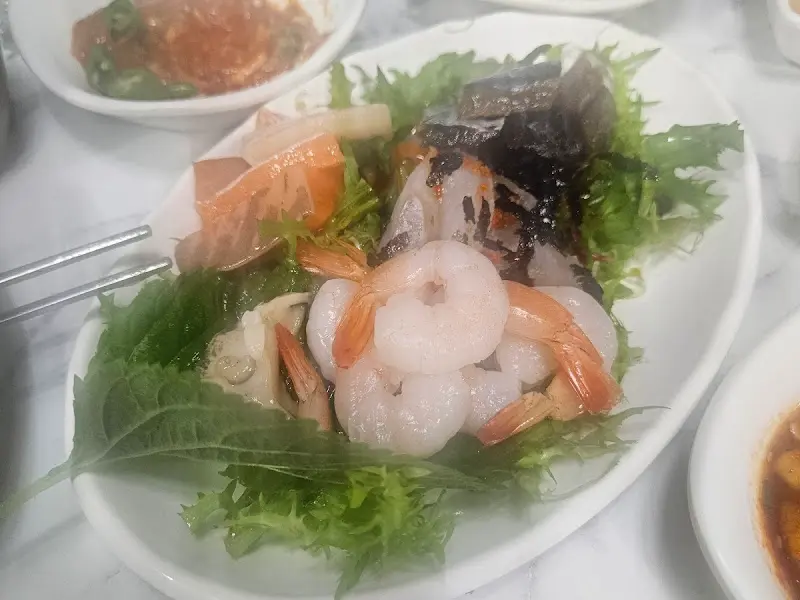 다양한 해산물이 담긴 접시