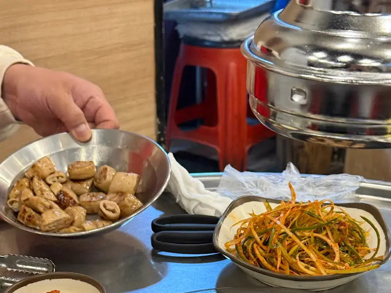 막창을 테이블로 가져다주는 모습