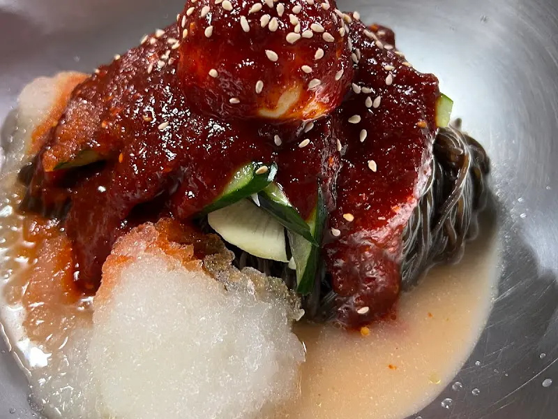 매콤한 비빔냉면