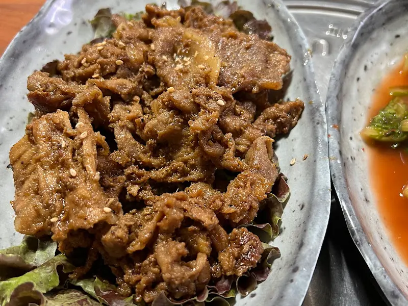 접시에 담겨 나온 파불고기