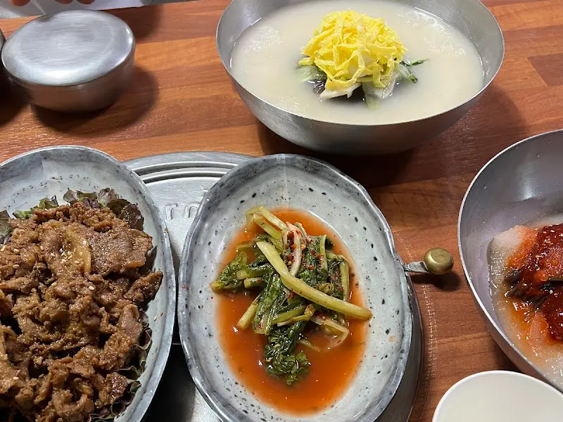 파불고기와 냉면 한 상 차림