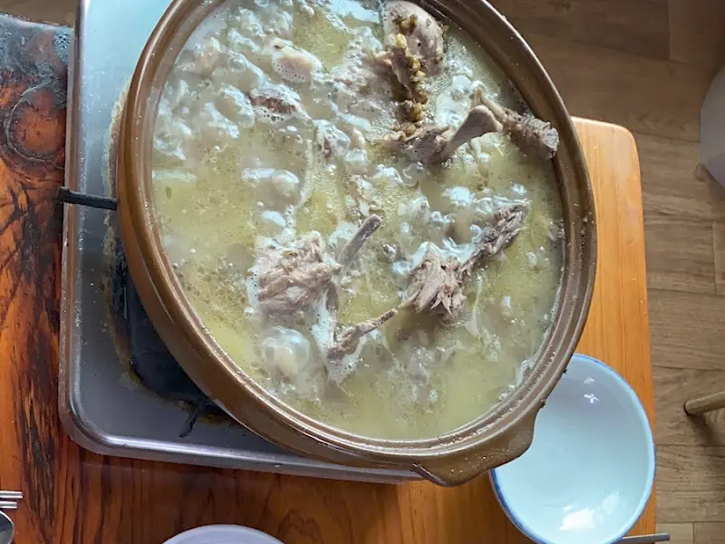 오리백숙이 담긴 뚝배기