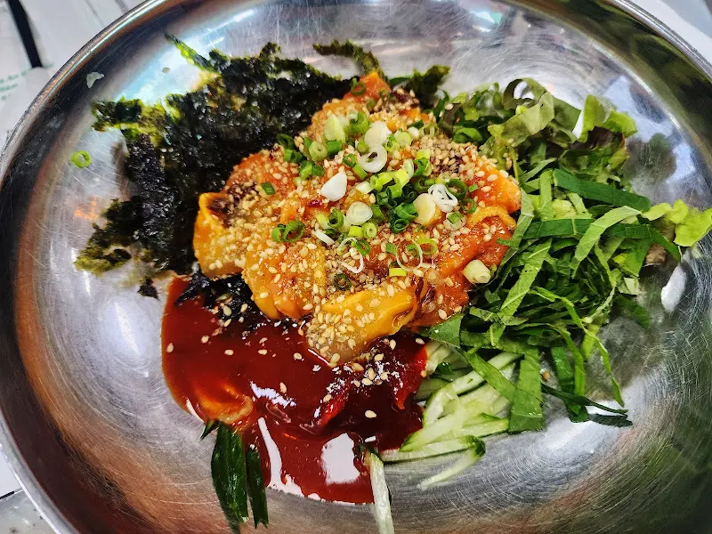 침샘 자극하는 멍게비빔밥