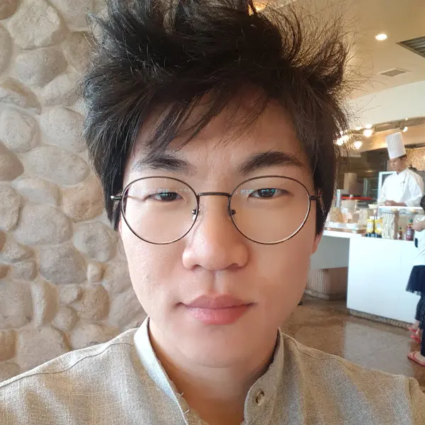 만족스러운 표정으로 셀카를 찍는 모습