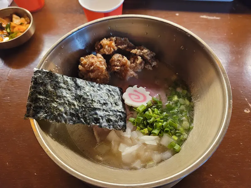 놋쇠 그릇에 담겨 나온 왕라멘