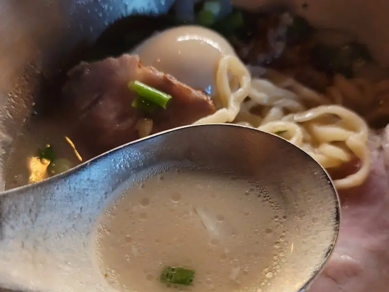 진하고 묵직한 왕라멘 국물