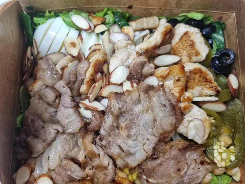 푸짐한 양의 샐러드