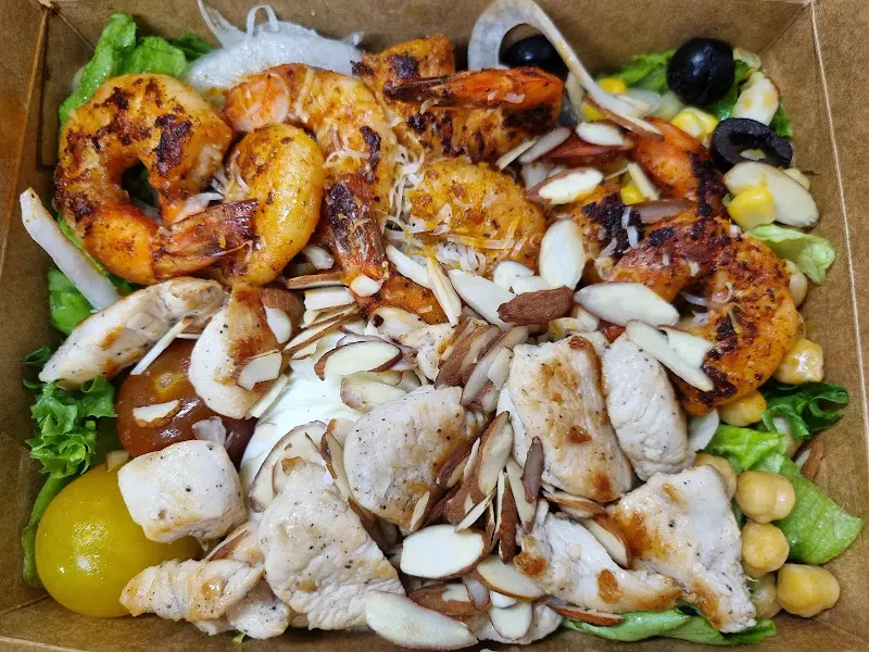 다양한 토핑이 올라간 샐러드