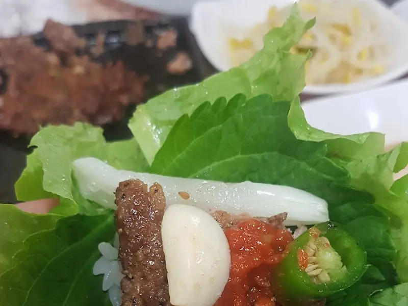 상추쌈에 떡갈비 한 점