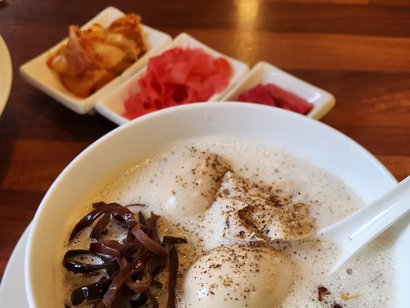 계란 토핑이 추가된 토리파이탄 라멘