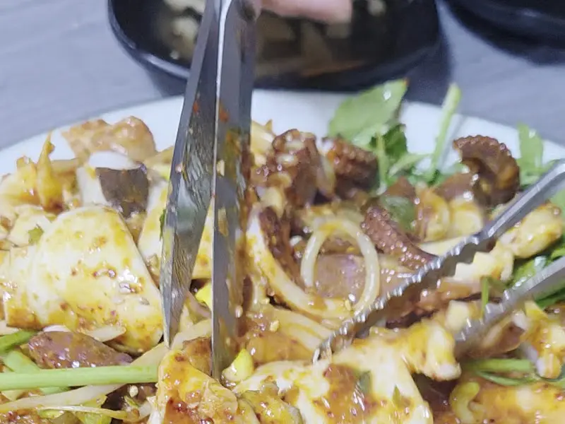 해물찜을 먹기 좋게 손질하는 모습