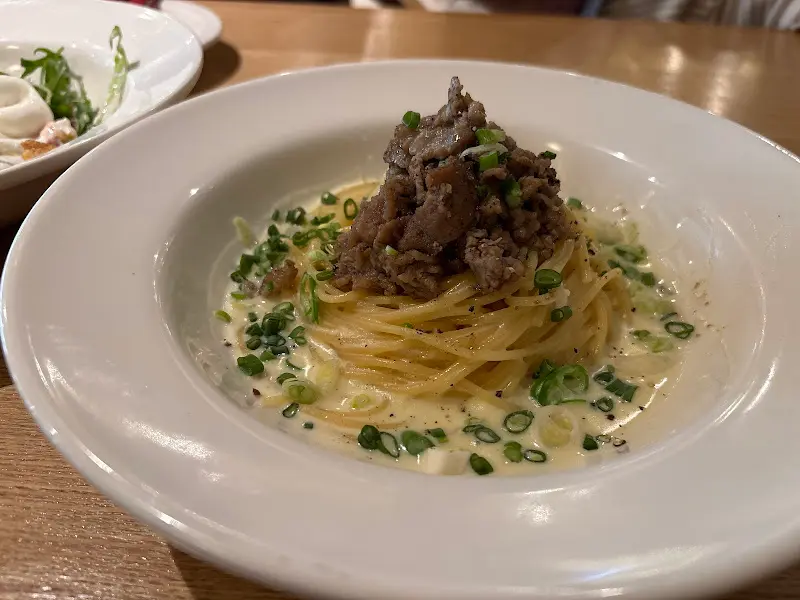 크림 파스타 위에 올려진 불고기