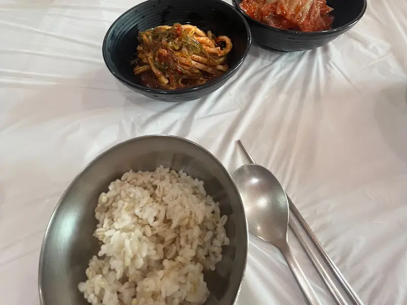 보리밥과 미역줄기 무침