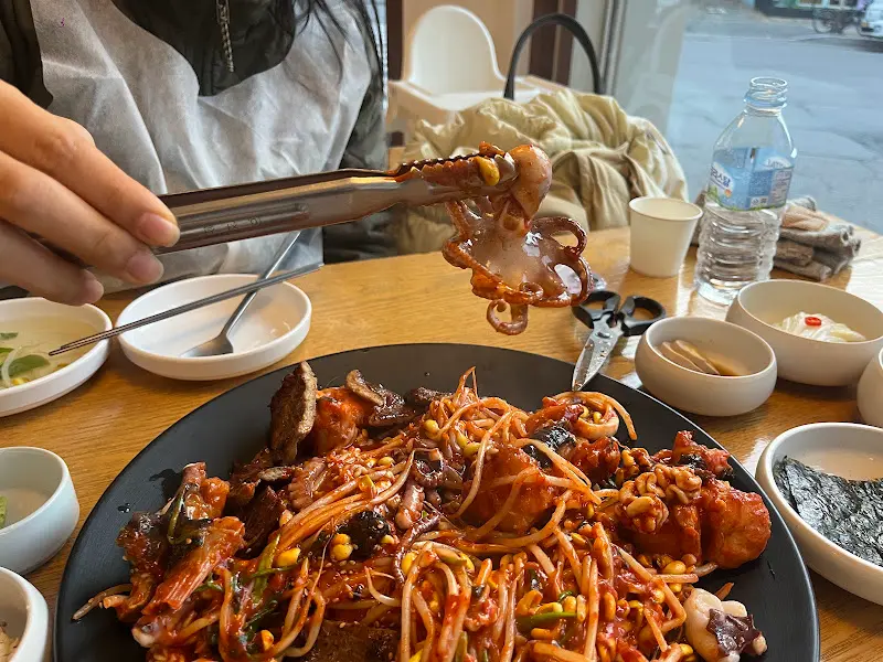 젓가락으로 집은 아귀 살