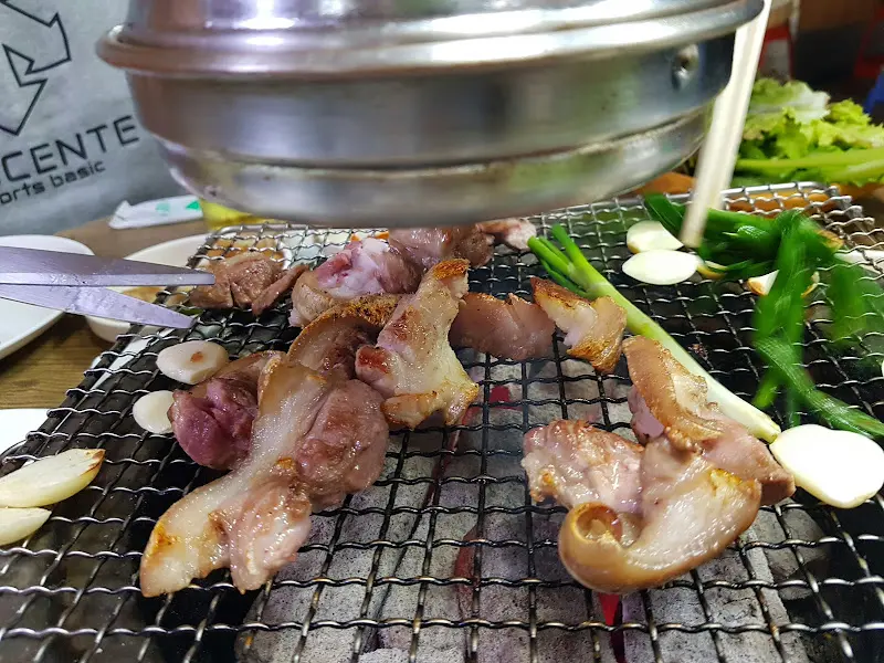 숯불 위에서 익어가는 돼지고기