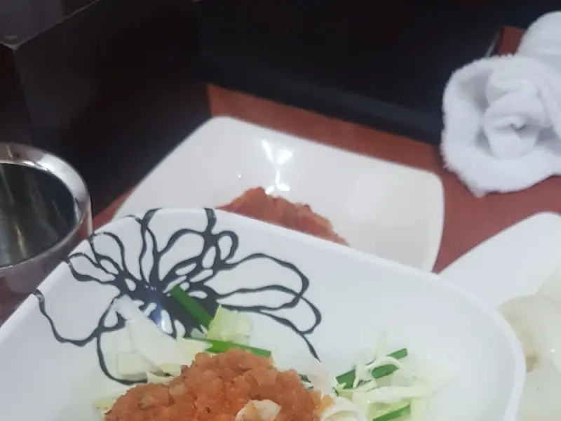 떡갈비와 샐러드의 조화