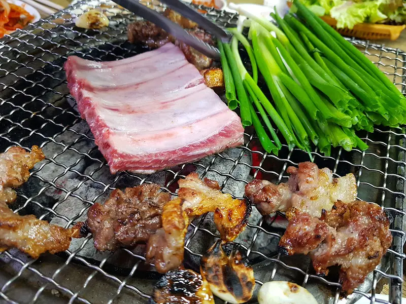 숯불 위에 구워지는 고기