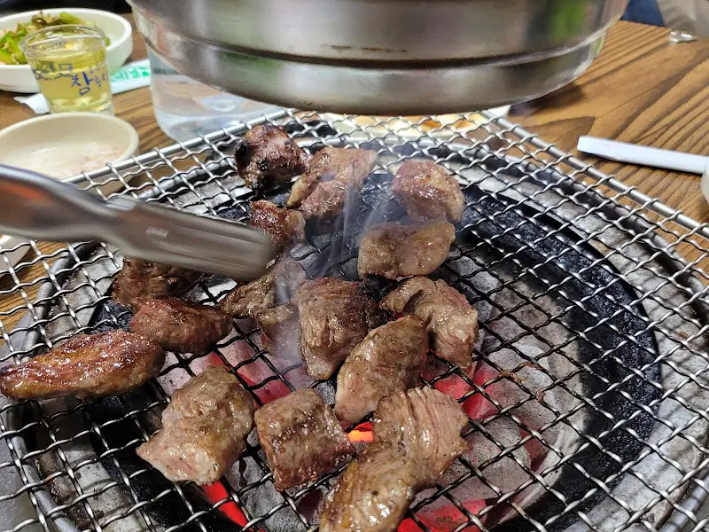 숯불에 구워지는 뒷고기