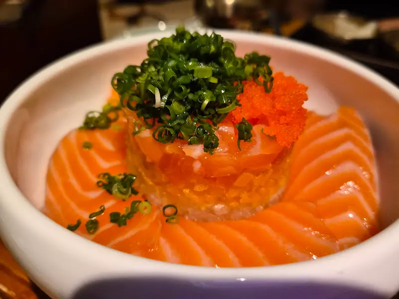 눈으로도 즐거운 생연어덮밥의 향연