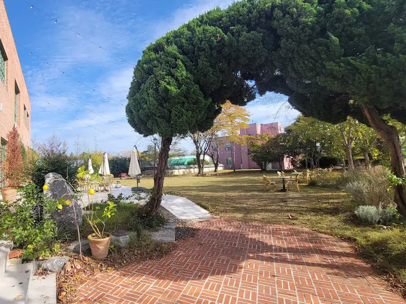 꼰떼 드 훼스의 야외 정원