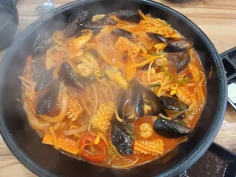 푸짐한 볶음짬뽕