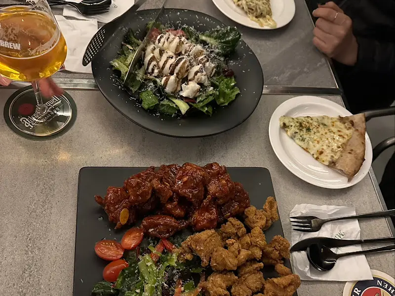 다양한 메뉴를 한 번에 즐길 수 있는 테이블