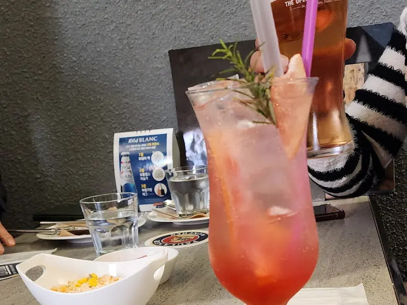 밀보스79의 야외 테라스 전경