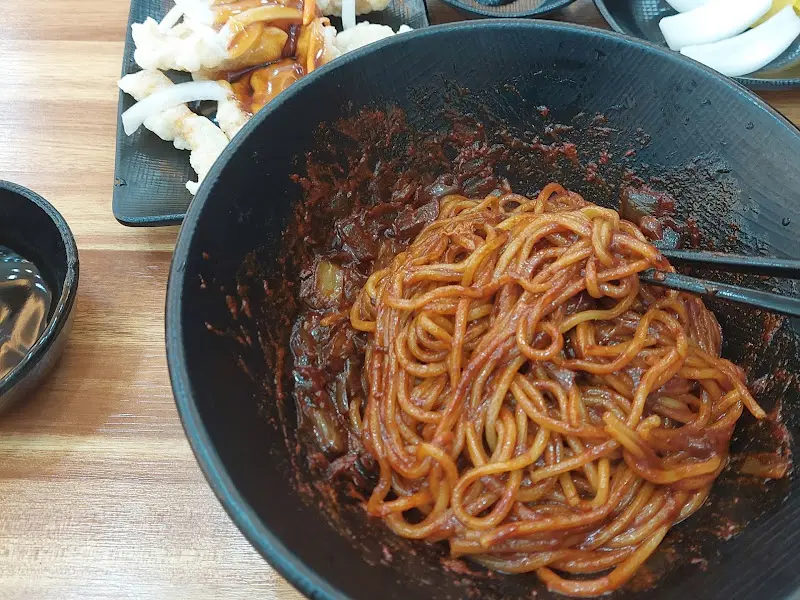 짜장면 비비는 모습