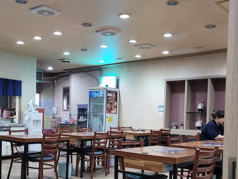 넓고 깔끔한 식당 내부