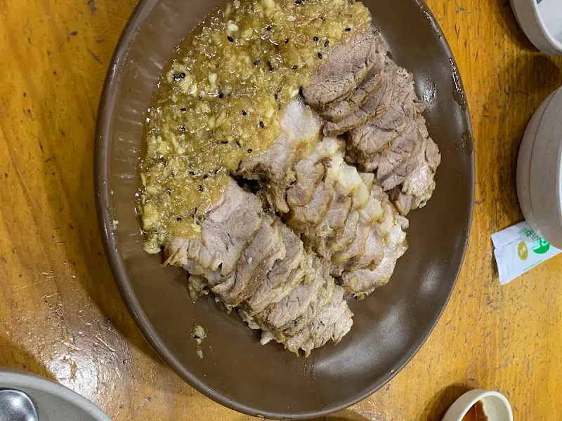 마늘 소스가 듬뿍 올려진 마늘보쌈