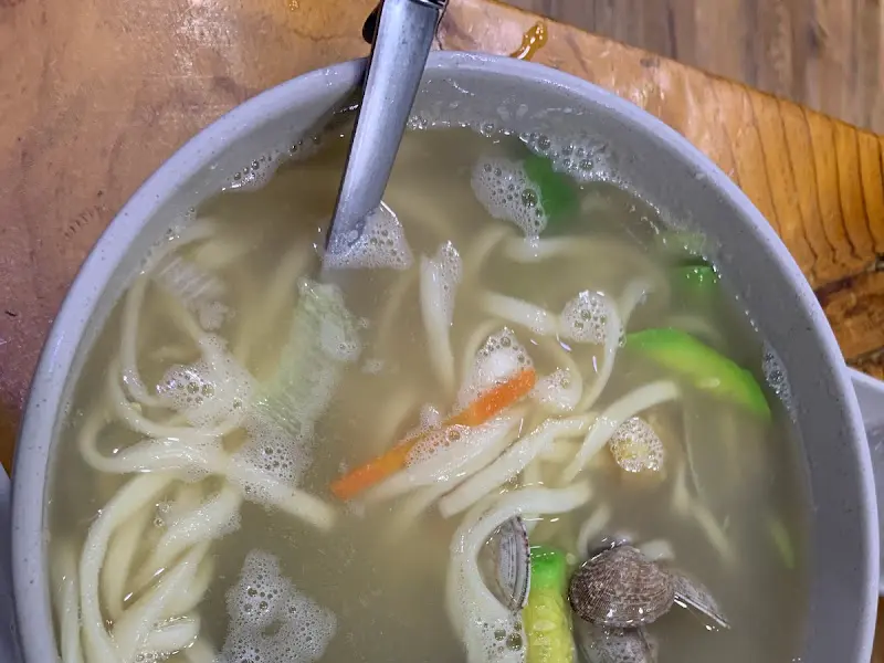 애호박, 당근, 바지락 등이 듬뿍 들어간 칼국수