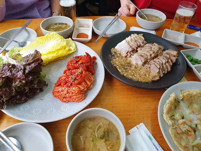 푸짐하게 차려진 마늘보쌈 한 상