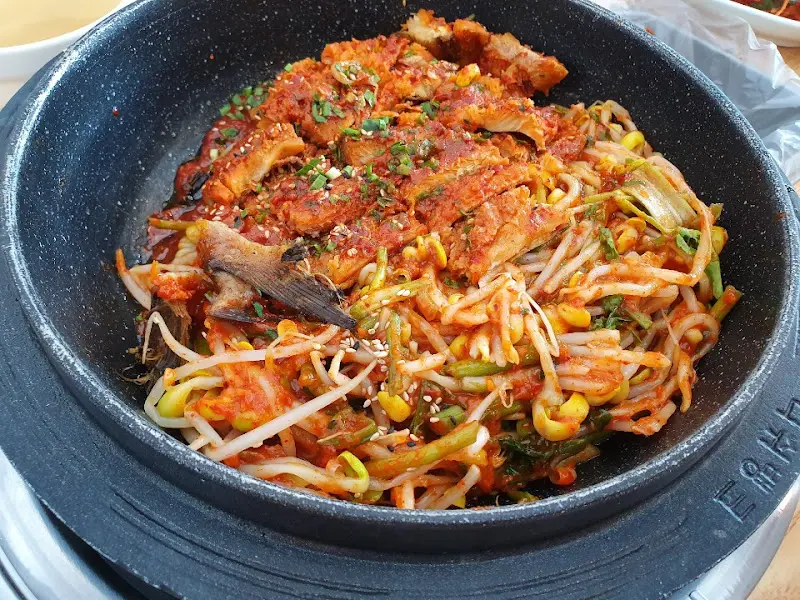 매콤한 양념이 입맛을 돋우는 황태찜